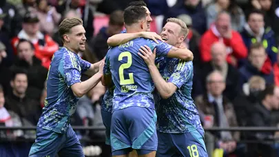 Farioli'nin Ajax'ı şampiyonluğa koşuyor: Fark 9'a çıktı