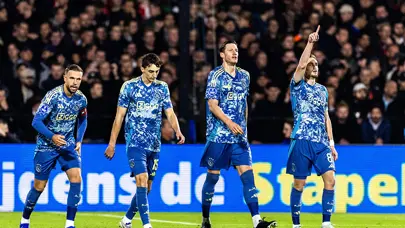 Ajax erteleme maçında ezeli rakibine karşı kazandı