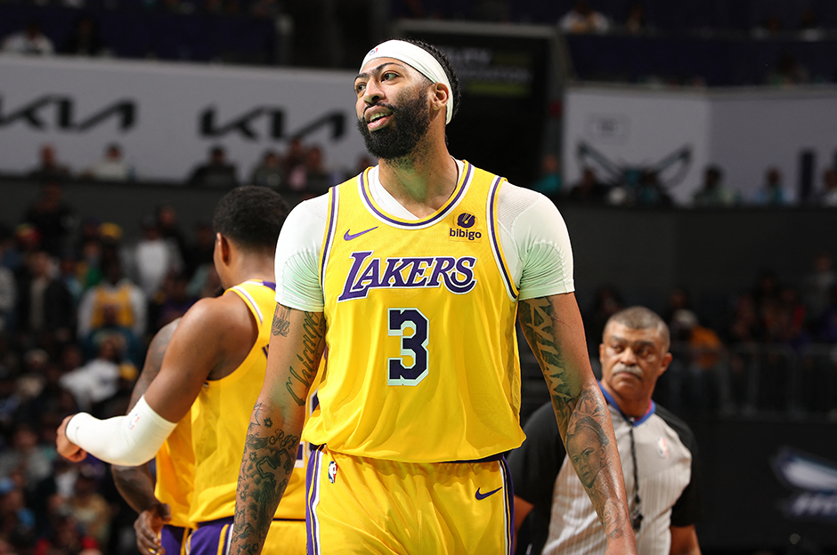 Anthony Davis "triple-double" yaptı, Lakers kazandı