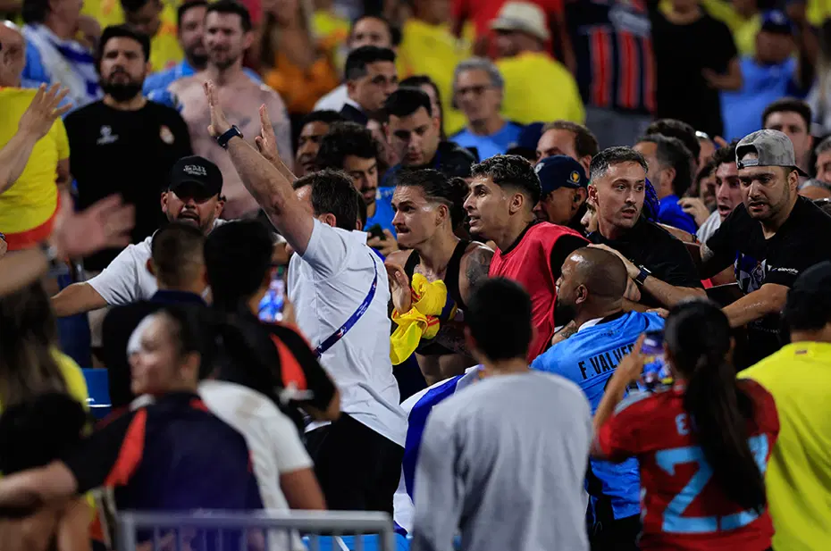 Copa America'da olaylı maç: Darwin Nunez, tribüne çıkıp taraftarla yumruklaştı - 4