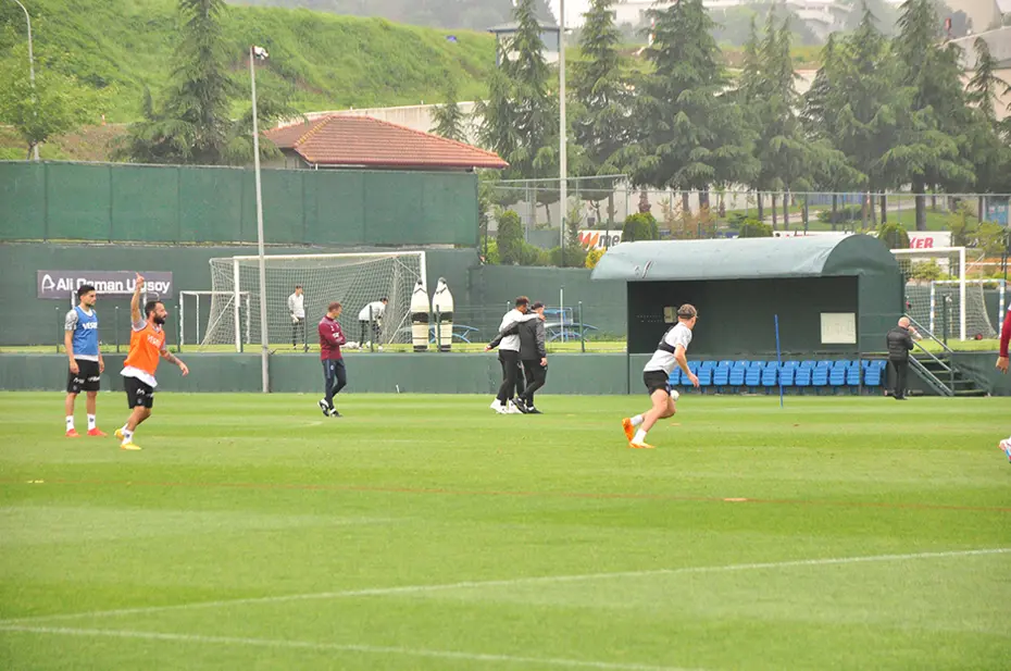 Trabzonspor idmanında üzücü gelişme: Sahayı böyle terk etti - 4