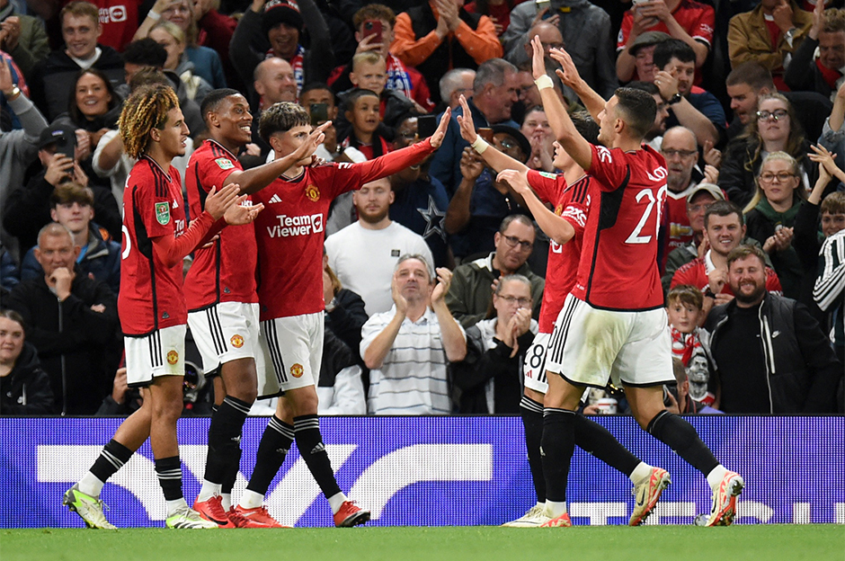Manchester United 3 golle turladı