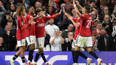 Manchester United 3 golle turladı
