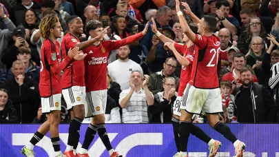 Manchester United 3 golle turladı