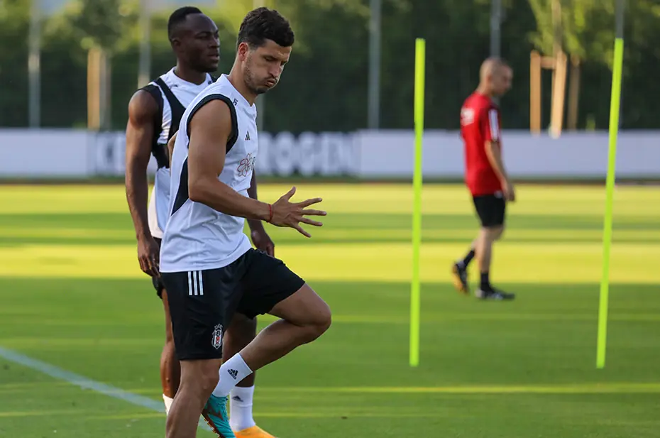 Burak Yılmaz'la konuştu ve antrenmanı yarıda bıraktı - 16 Burak Yılmaz'la konuştu ve antrenmanı yarıda bıraktı - 16