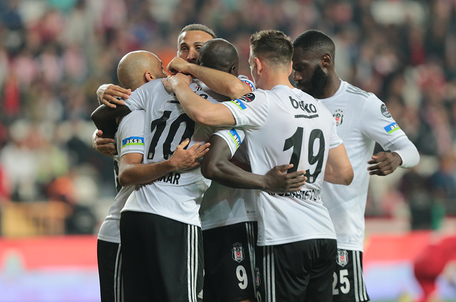 "Her oyunda sorunu çözen adam" Spor yazarları Beşiktaş için ne dedi?