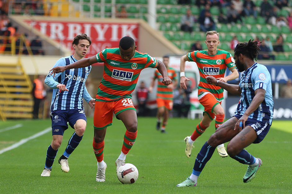 6 gollü Alanyaspor - Adana Demirspor maçına Yusuf Sarı damgası