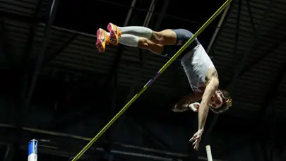 İsveçli atlet Duplantis, sırıkla atlamada 6,22 metre ile kendi rekorunu kırdı
