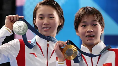 Kadınlar senkronize 10 metre platform atlamada Çinli Hongchan Quan şampiyon oldu