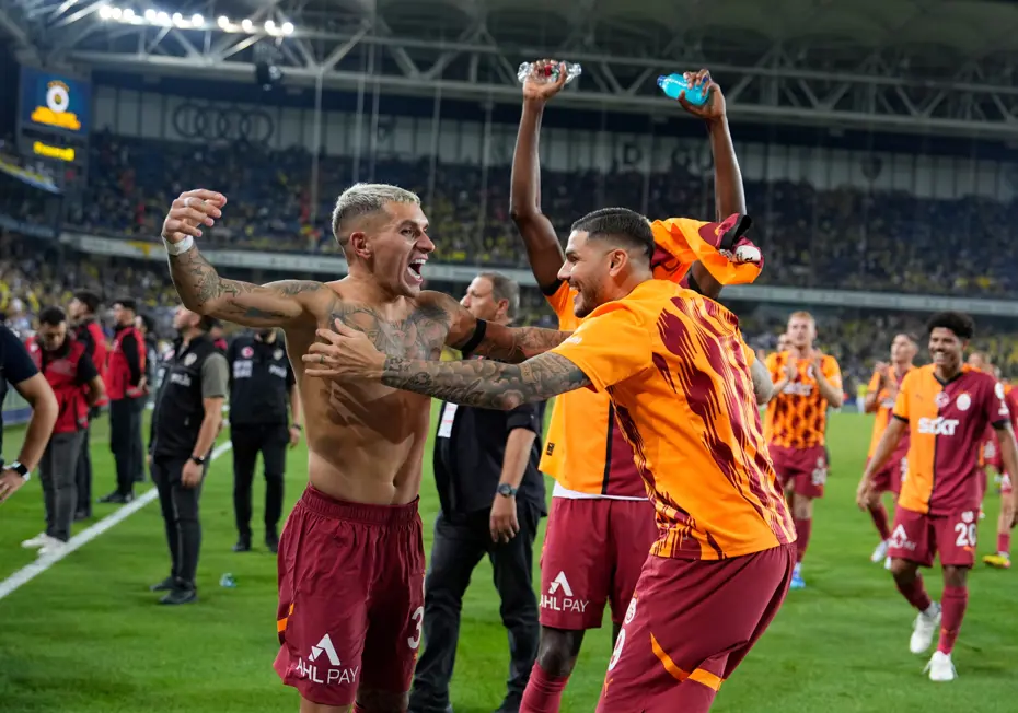 Dev derbi dünya basınında: "Osimhen ve Mertens muhteşem, Mourinho nakavt" - 6