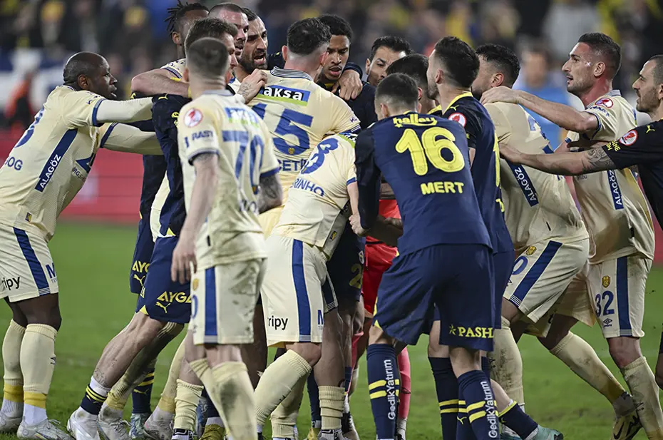 Mert Hakan Yandaş ile Kazımcan Karataş arasında arbede: Ankaragücü-Fenerbahçe maçı sonrası gerilim - 3 Mert Hakan Yandaş ile Kazımcan Karataş arasında arbede: Ankaragücü-Fenerbahçe maçı sonrası gerilim - 3