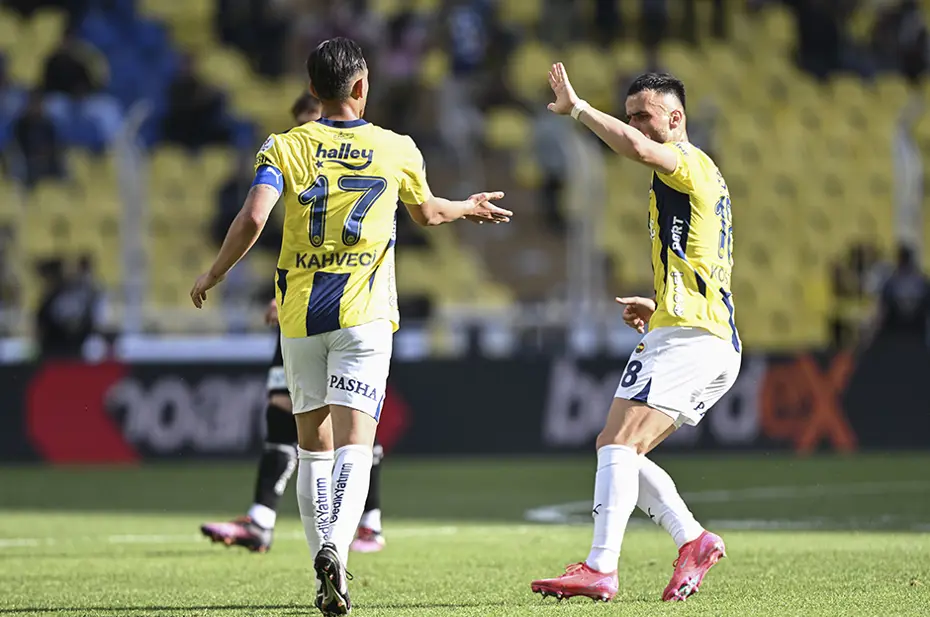 Fenerbahçeli taraftarlar sadece 3 futbolcusunu alkışladı - 5 Fenerbahçeli taraftarlar sadece 3 futbolcusunu alkışladı - 5