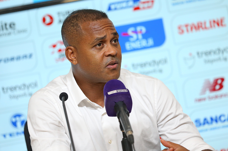 Yukatel Adana Demirspor Teknik Direktörü Patrick Kluivert: Ayaklarımızın yere basması gerekiyor