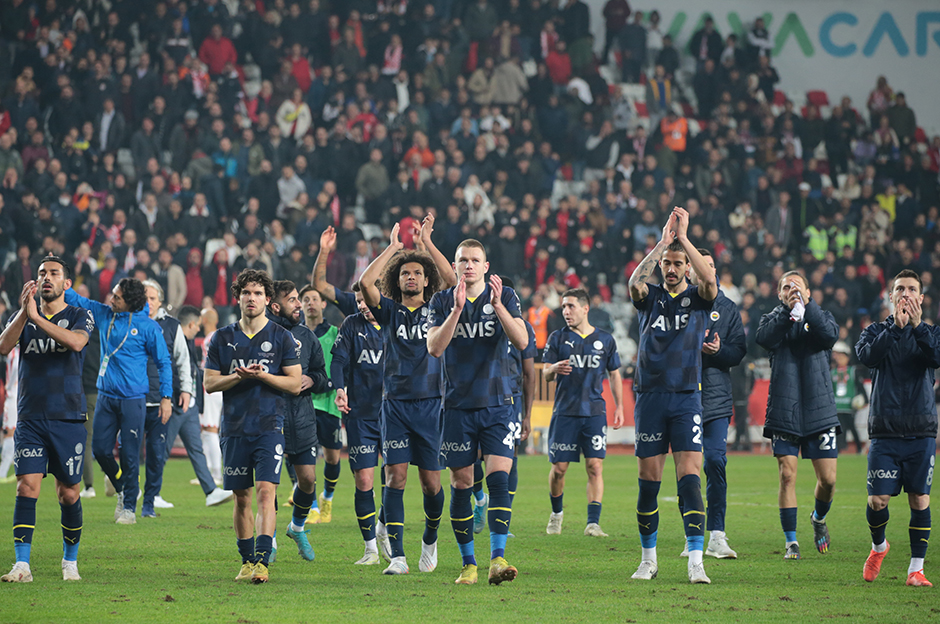 "Hakemler ile herkes mutsuz; herkes isyanda" | Spor yazarları Fenerbahçe için ne dedi?