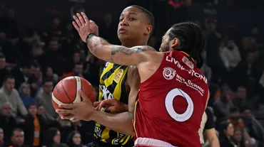 Fenerbahçe tribünleri çıkarıldı: Derbi kaldığı yerden devam etti