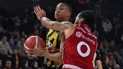 Fenerbahçe tribünleri çıkarıldı: Derbi kaldığı yerden devam etti