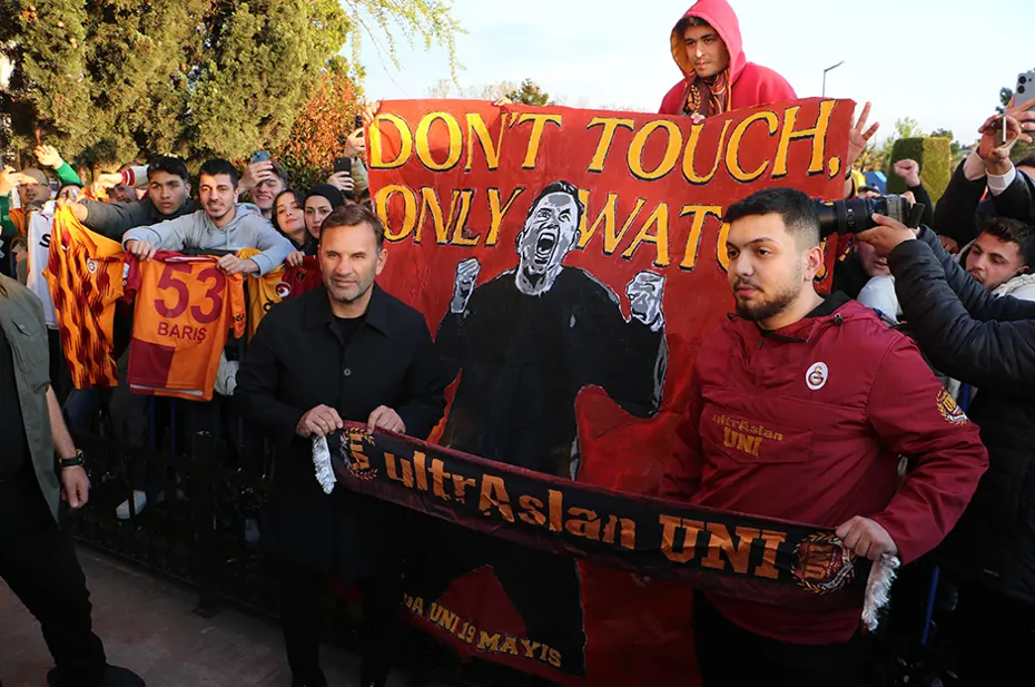 Mourinho'ya pankartlı gönderme: Okan Buruk'la birlikte poz verdiler - 3