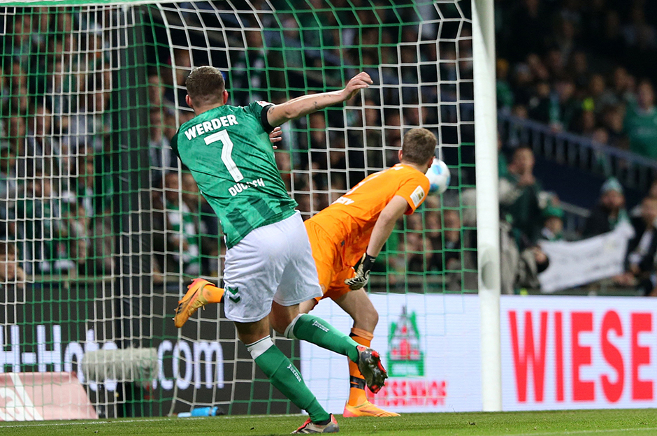 Leverkusen 2 kez öne geçtiği maçta 90'da yıkıldı