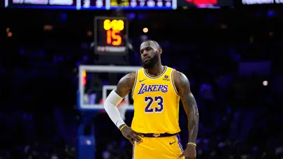LeBron James'in rekor gecesinde Lakers farklı kaybetti