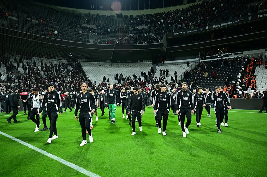 Beşiktaş'ta maç sonrası olay: Necip Uysal takımı sahaya çıkardı, olanlar oldu - 3