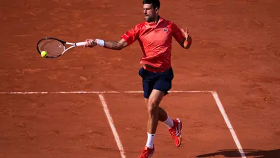 3.5 saatlik maçı kazanan Djokovic finalde