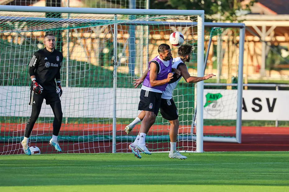 Burak Yılmaz'la konuştu ve antrenmanı yarıda bıraktı - 2 Burak Yılmaz'la konuştu ve antrenmanı yarıda bıraktı - 2