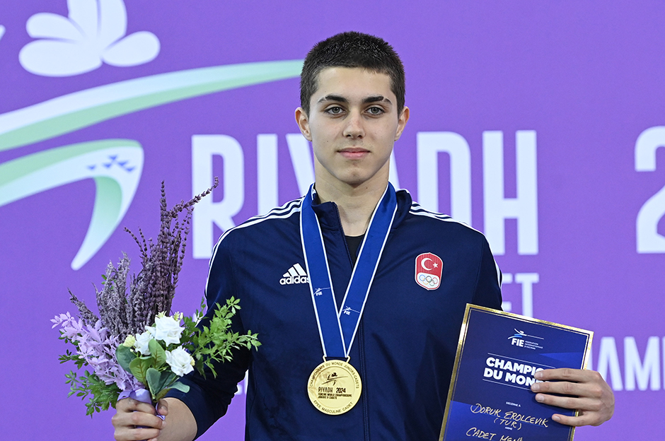 Milli eskrimci Doruk Erolçevik dünya şampiyonu oldu