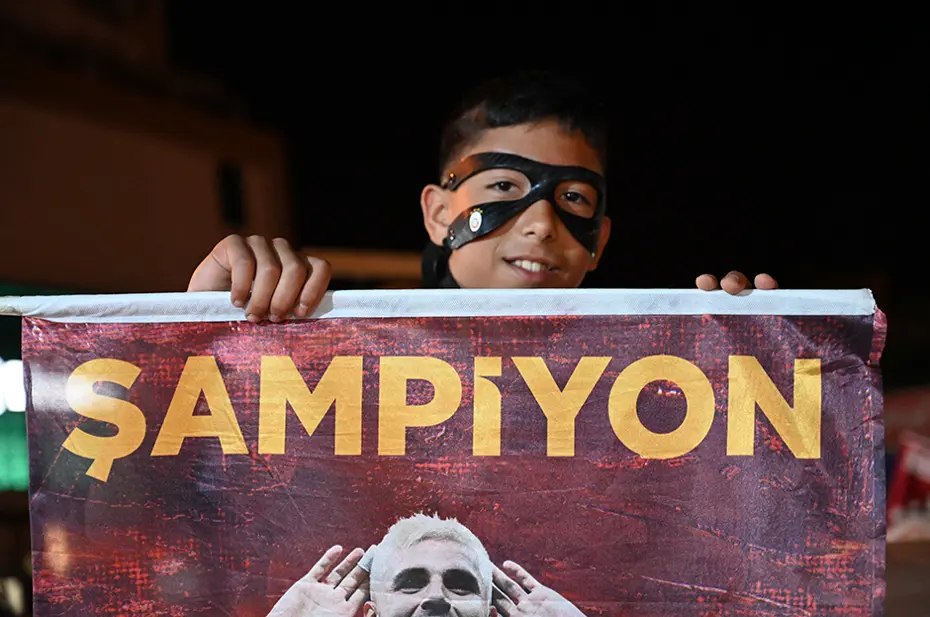 Galatasaraylı taraftarların şampiyonluk ve 5. yıldız kutlamalarından unutulmaz fotoğraflar - 42 Galatasaraylı taraftarların şampiyonluk ve 5. yıldız kutlamalarından unutulmaz fotoğraflar - 42