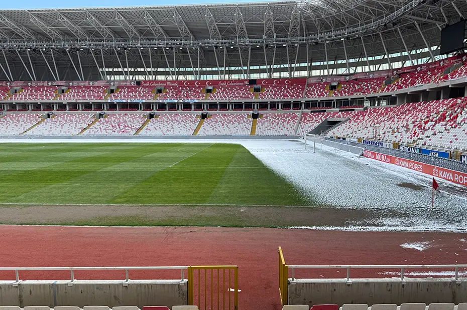 Sivasspor - Fenerbahçe maçı öncesi zeminin son durumu: Hava eksi 14 derece - 7 Sivasspor - Fenerbahçe maçı öncesi zeminin son durumu: Hava eksi 14 derece - 7