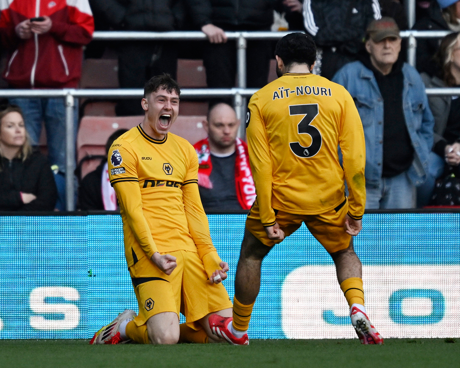 Larsen, Wolves'a hayat verdi