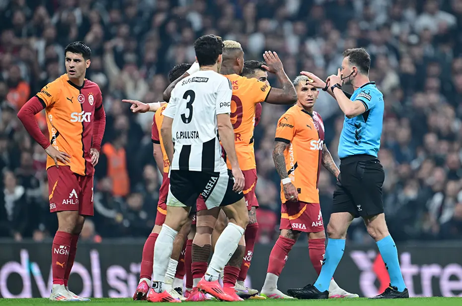 Beşiktaş - Galatasaray VAR kayıtları: Kırmızı kartlar ve İngilizce detayı - 1 Beşiktaş - Galatasaray VAR kayıtları: Kırmızı kartlar ve İngilizce detayı - 1