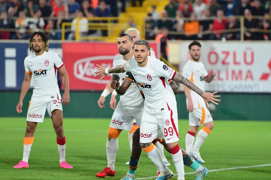 Galatasaray'da sezon sonu 5 ayrılık; birisi kulübeye - 11