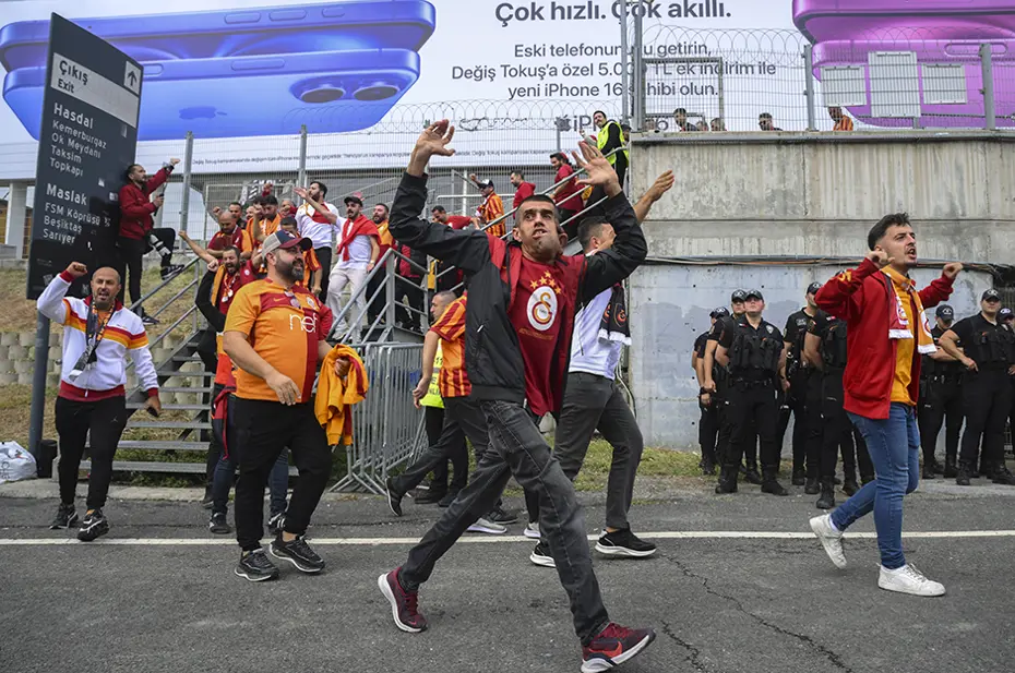 Galatasaray, Kadıköy'e 28 otobüsle gitti - 2 Galatasaray, Kadıköy'e 28 otobüsle gitti - 2