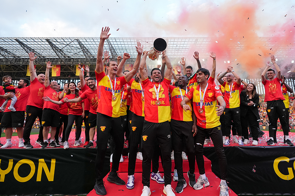 Göztepe şampiyonluk kupasını kaldırdı