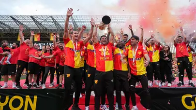 Göztepe şampiyonluk kupasını kaldırdı