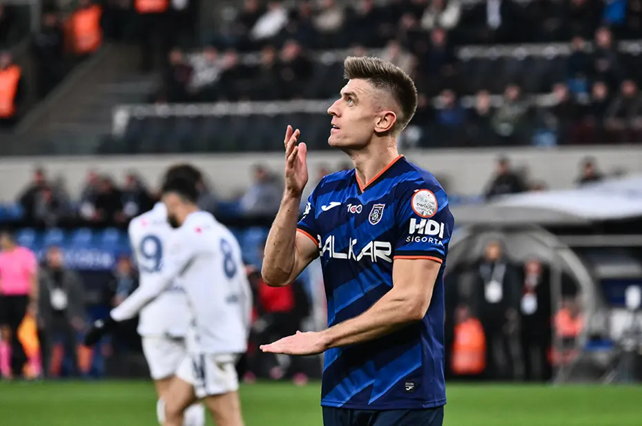 Başakşehir'e dev gelir: Golcü Piatek yeni takımına imza attı - 2