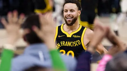 Warriors 17 sayı geriden gelip Celtics'i devirdi