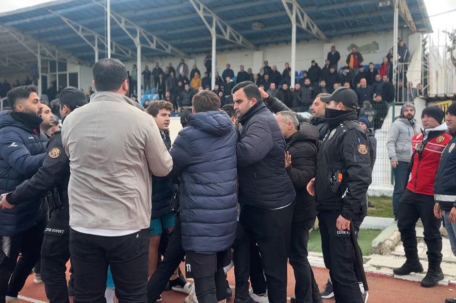 Burdur'da amatör futbol maçında arbede çıktı