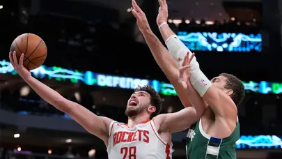 Alperen Şengün'ün şanssız anı: Houston Rockets'ın serisi Milwaukee deplasmanında bitti