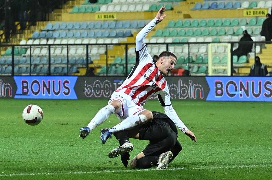 Samsunspor'dan hakem isyanı: "İki penaltı, bir kırmızı kart görmezden gelindi"