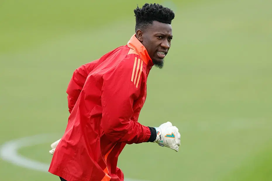 Andre Onana'nın taraftarla yaşadığı an gündemde: Önce itti, sonra şişe fırlatıldı - 2