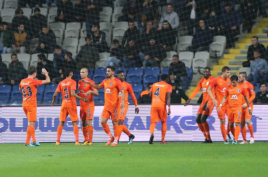 Zirve el değiştirdi! Yeni lider Medipol Başakşehir