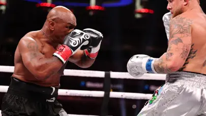 Fenerbahçeli isim, Mike Tyson-Jake Paul maçını tribünden izledi: Ringi arkasına alıp paylaştı