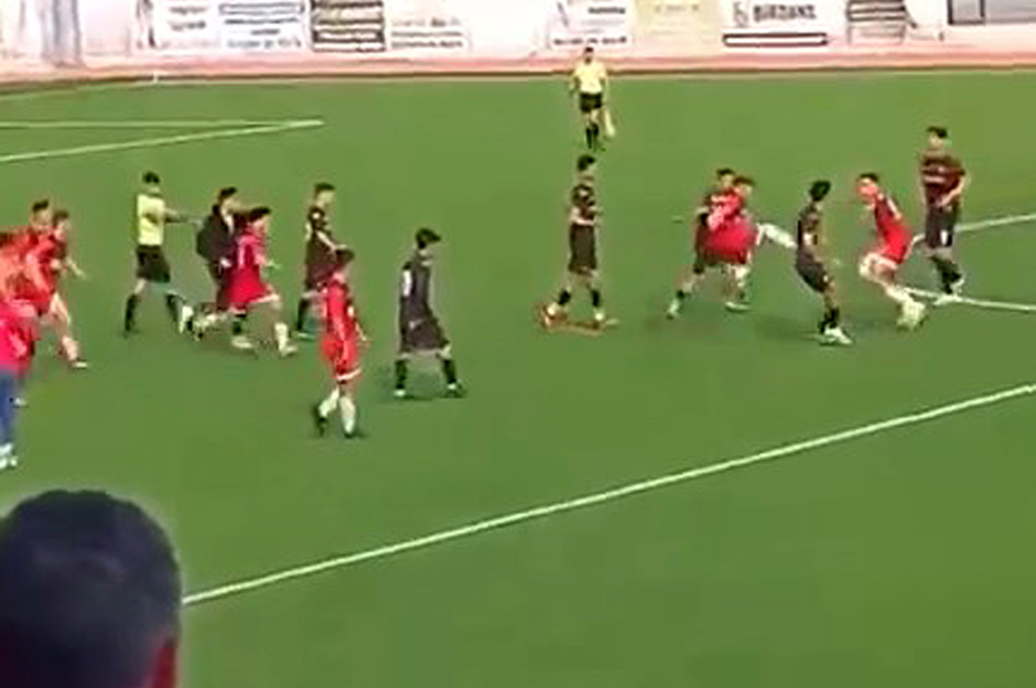 Maçta kavga çıktı: 13 kırmızı kart