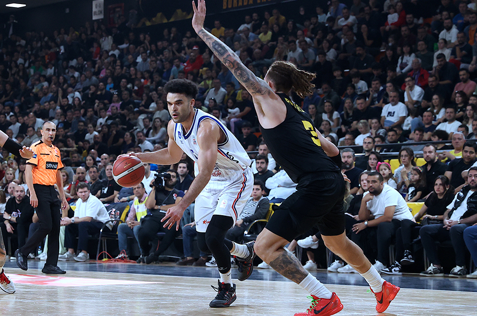 Anadolu Efes, Mersin deplasmanında kazandı