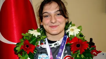 Milli halterci Burcu İldem, Yıldızlar Dünya Şampiyonası'nda 3 madalya kazandı