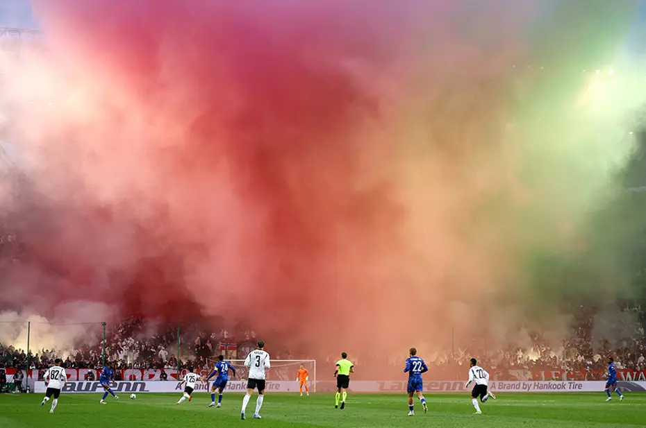 Geceye damga vuran tribün şovu: Ortalık yangın yerine döndü - 9