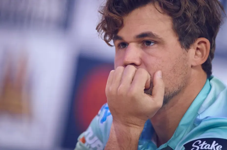 Ne yapıyorsun Magnus Carlsen! Dünya bu kareden saniyeler sonra yaşananları konuşuyor - 3 Ne yapıyorsun Magnus Carlsen! Dünya bu kareden saniyeler sonra yaşananları konuşuyor - 3