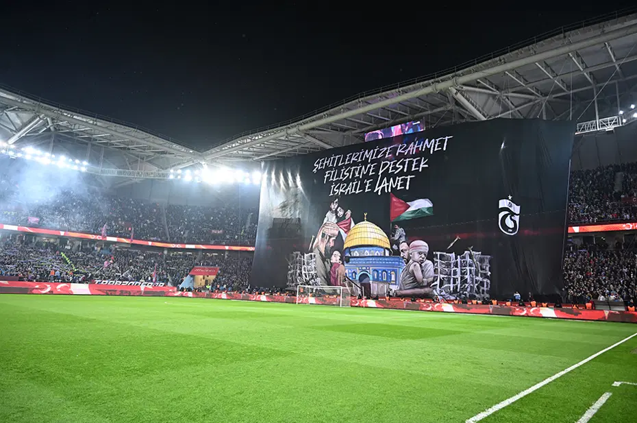 Trabzonspor - Fenerbahçe maçında Filistin'e destek pankartı - 3