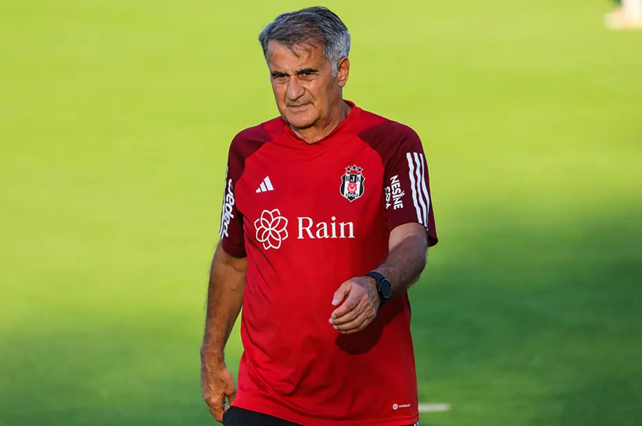Burak Yılmaz'la konuştu ve antrenmanı yarıda bıraktı - 19 Burak Yılmaz'la konuştu ve antrenmanı yarıda bıraktı - 19